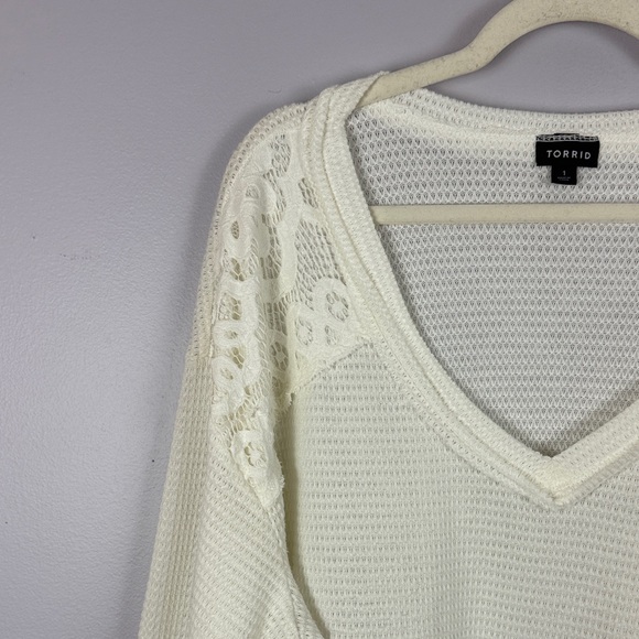 Torrid Ivory Waffle V-Neck Lace Insert Long Sleeve Size 1 Textured Knit Top - Picture 7 of 14